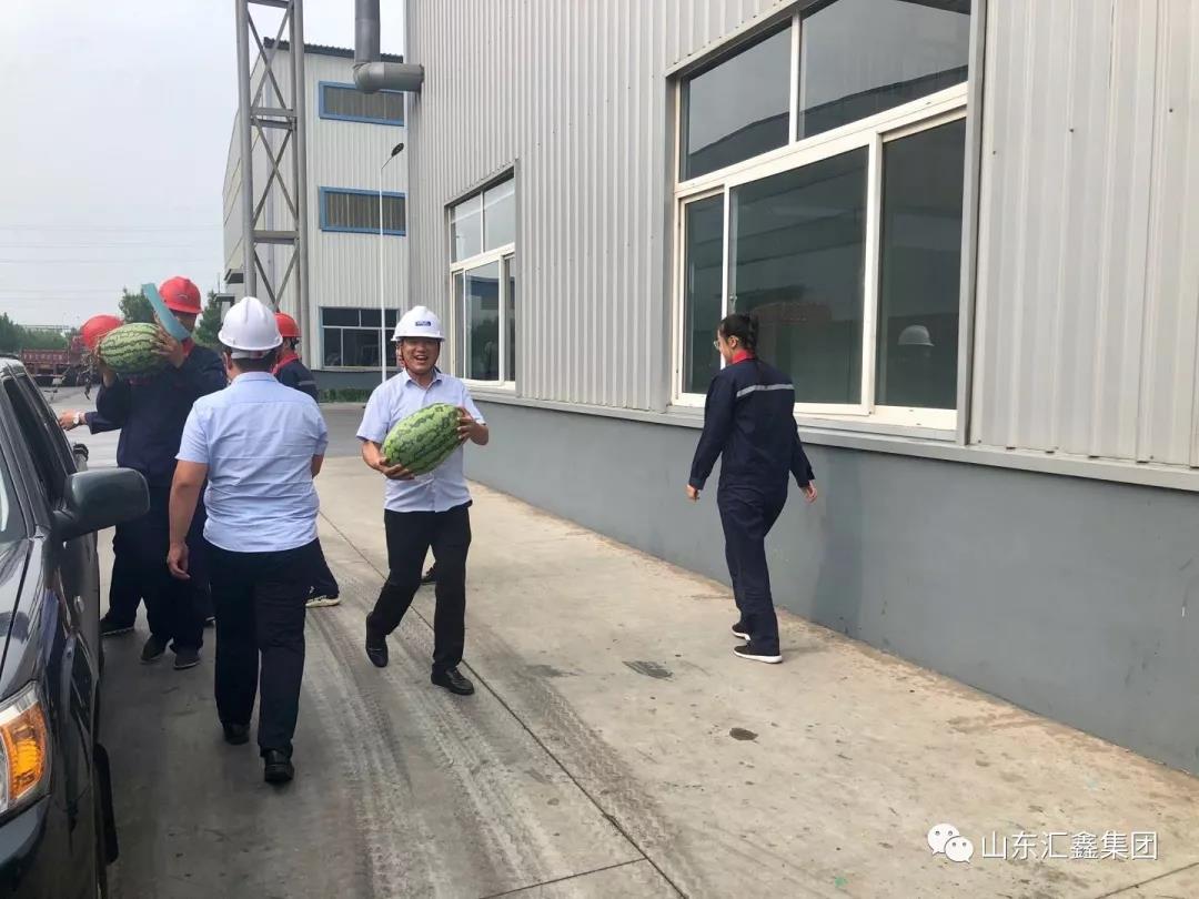 連日來,我縣持續悶熱高溫,特別是我們的車間內部溫度更高,一線員工經歷著“上蒸下煮”的酷暑“烤”驗。7月29上午,受董事長魏家清委托,郭強副總經理代表集團高層,帶領安全環保部、鍍鋅事業部等同事,先后深入鍍鋅車間、鋅錠車間、冷軋車間、彩涂車間等20個一線車間部門,看望慰問生產一線員工并送去慰問品,向冒著高溫酷暑辛勤工作的一線員工表示敬意和慰問。 郭強副總經理在一線慰問時,詳細詢問目前車間的生產以及防暑準備情況,為大家送去礦泉水、西瓜等慰問品,郭總對大家戰高溫、斗酷暑,不怕苦、不怕累,履職盡責擔當作為的精神表示高度贊揚,對大家的辛勤工作表示肯定,鼓勵大家要再接再厲,克服高溫酷暑,重視安全生產,重視產品質量,高標準、高質量的完成各項生產任務,同時郭總反復叮囑大家注意防暑降溫,勞逸結合,保重身體,確保在崗期間安全生產。 各車間紛紛表示,感謝領導到一線慰問,將以此為動力,履職盡責,勁頭不減,抓產能重質量,抓好本車間的安全生產工作,進一步加強員工關懷,切實做好本部門員工的防暑降溫工作,圓滿完成上級下達的各項生產任務。